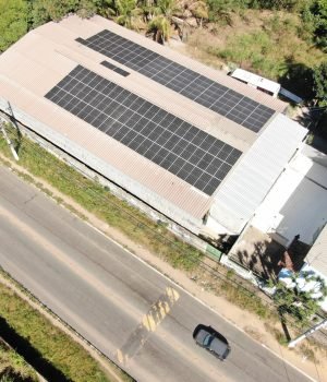 Energia solar em usina comercial