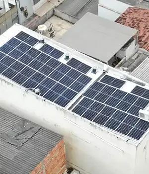 Energia solar em telhado de empresa no ES